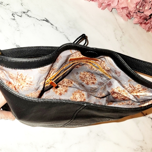 HOBO Pebbled Hide Black Leather Shoulder Bag with Wanderlust Lining - Picture 4 of 9